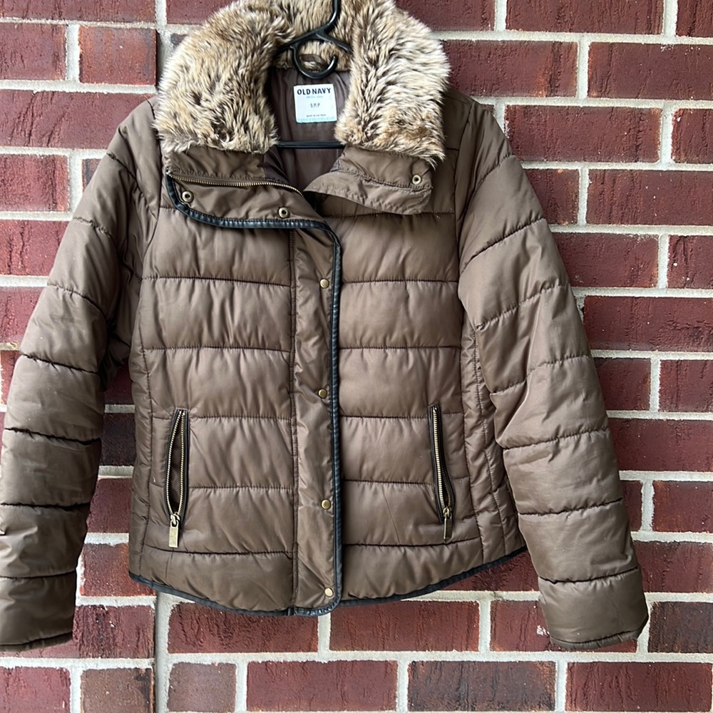 Old Navy brown quilted jacket with a faux fur collar& zippered pockets